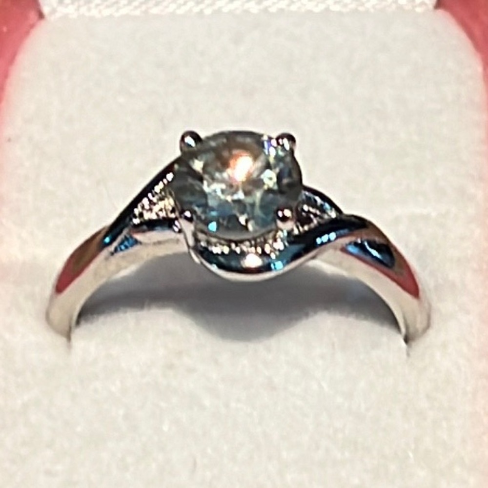 BEAUTIFUL 1.24Ct Moissanite set in 925 Sterling Silver. - Picture 1 of 9
